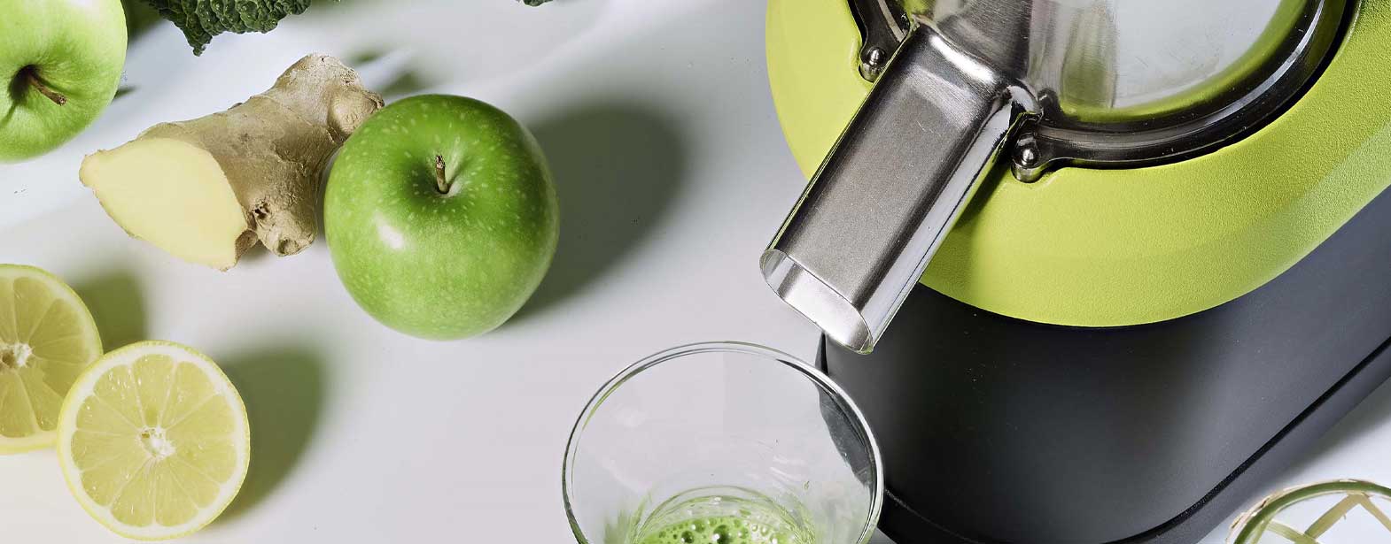L’extracteur de jus Nutrisantos 65 est la solution pour tous les bars à jus et restaurants souhaitant réaliser des jus frais, pressés à froid, sur demande.
Un travail en étroite collaboration avec le bureau d'études Santos a permis d'intégrer de multiples contraintes techniques pour créer un objet dynamique aux lignes rassurantes. La présentation du Nutrisantos 65 permet de réaliser les jus face aux consommateurs. Il est particulièrement apprécié dans les nouveaux concepts gastronomiques de bars à jus.
