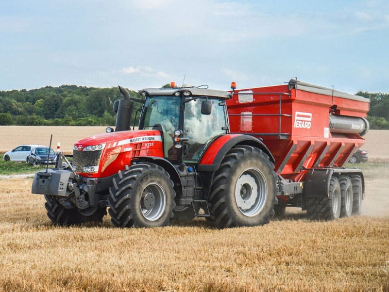 Interbenne se décline en différentes versions.
Elle effectue des rotations entre la moissonneuse batteuse et un camion semi-remorque, sans interrompre la récolte de céréales.